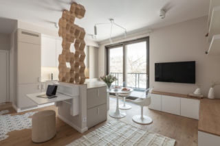 45-m mieszkanie w Warszawie. Kuchnię w ciekawy sposób oddzielono od salonu