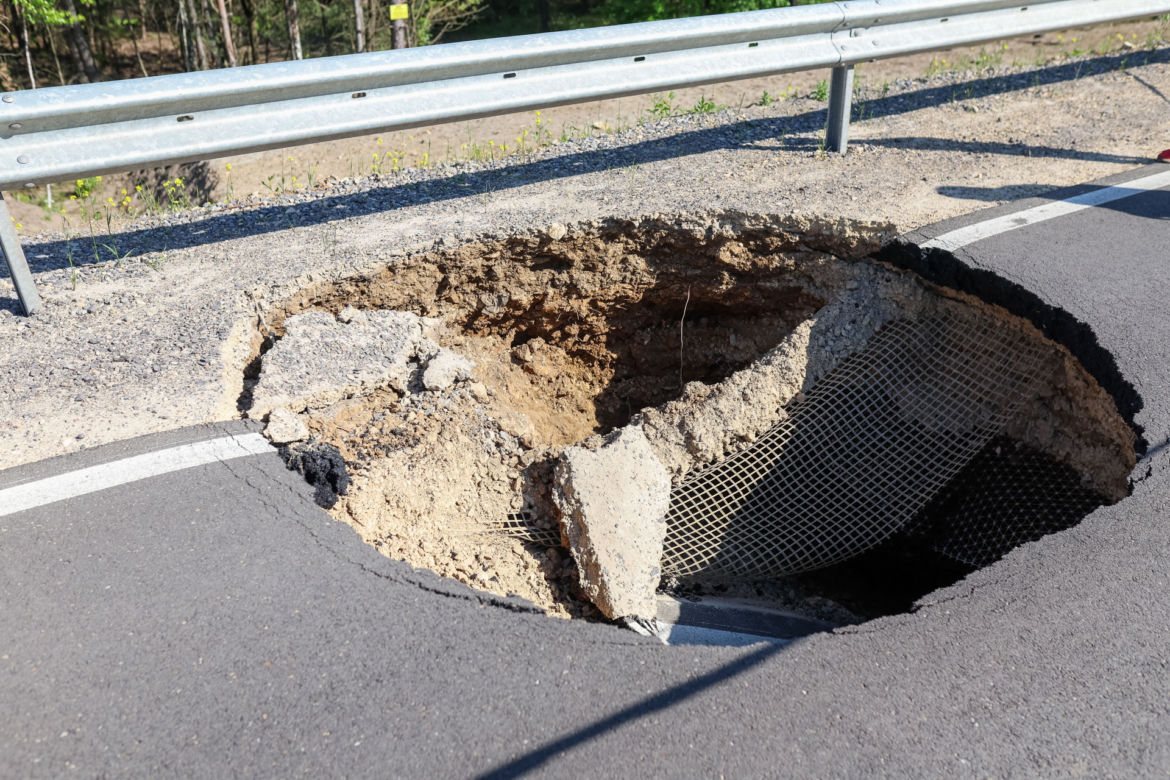  Zapadliska na obwodnicy Bolesławia. Nowa droga z dziurami jak leje po bombie