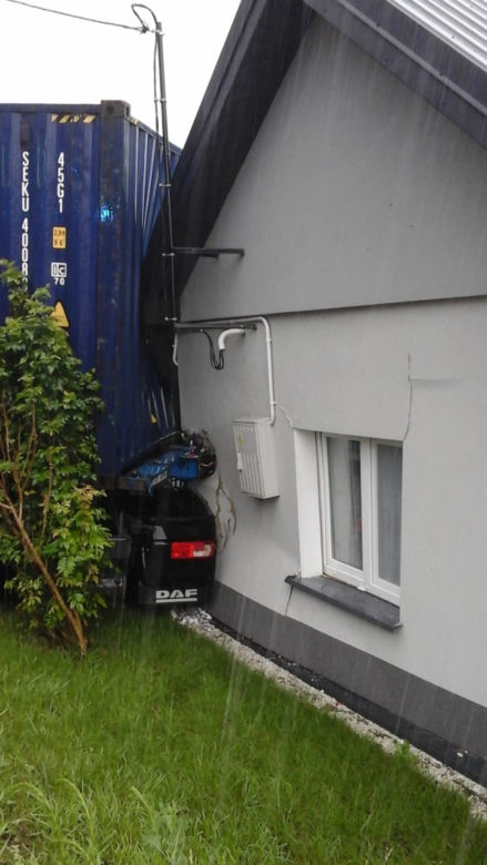 Lubelskie: To cud, że wszyscy żyją. Tir wjechał w budynek mieszkalny