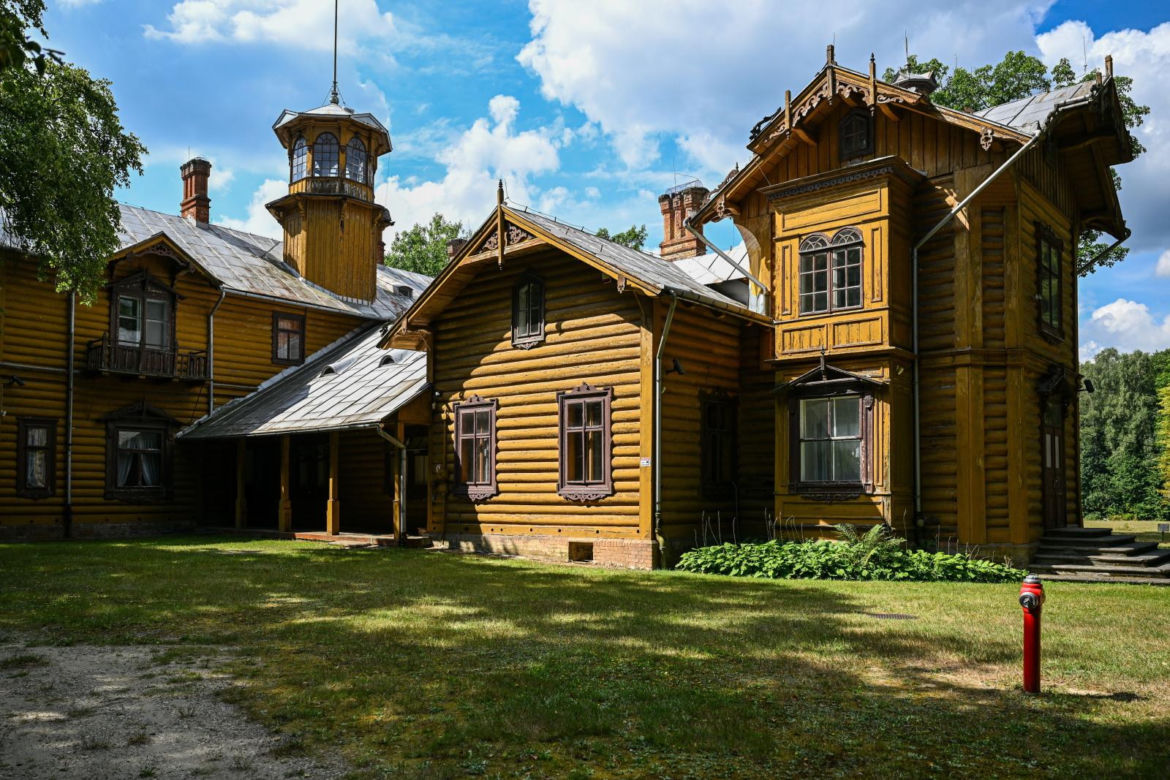 Ten pałac ukrywa się w lesie na Podkarpaciu. To prawdziwa perła architektury 