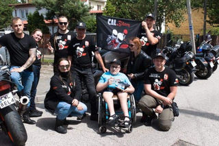 Gabryś przeszedł 17 operacji, tylko na twarzy i dłoniach nie ma blizn. Jego pasją jest pomoc innym!