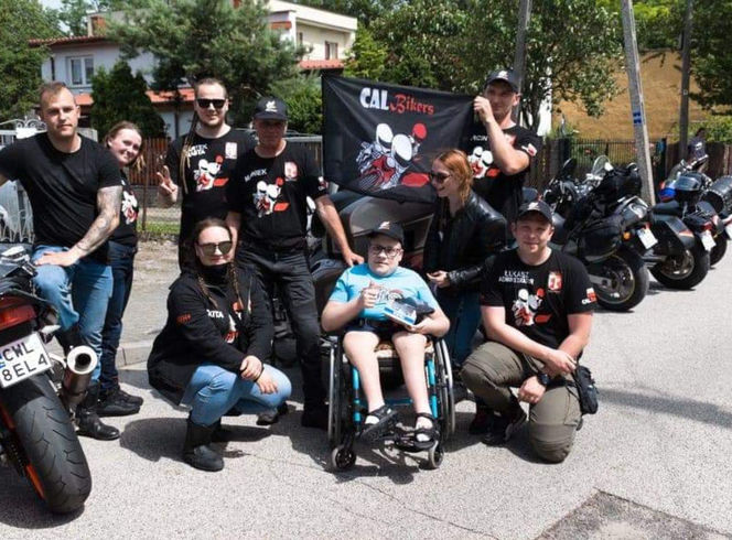 Gabryś przeszedł 17 operacji, tylko na twarzy i dłoniach nie ma blizn. Jego pają jest pomoc innym!