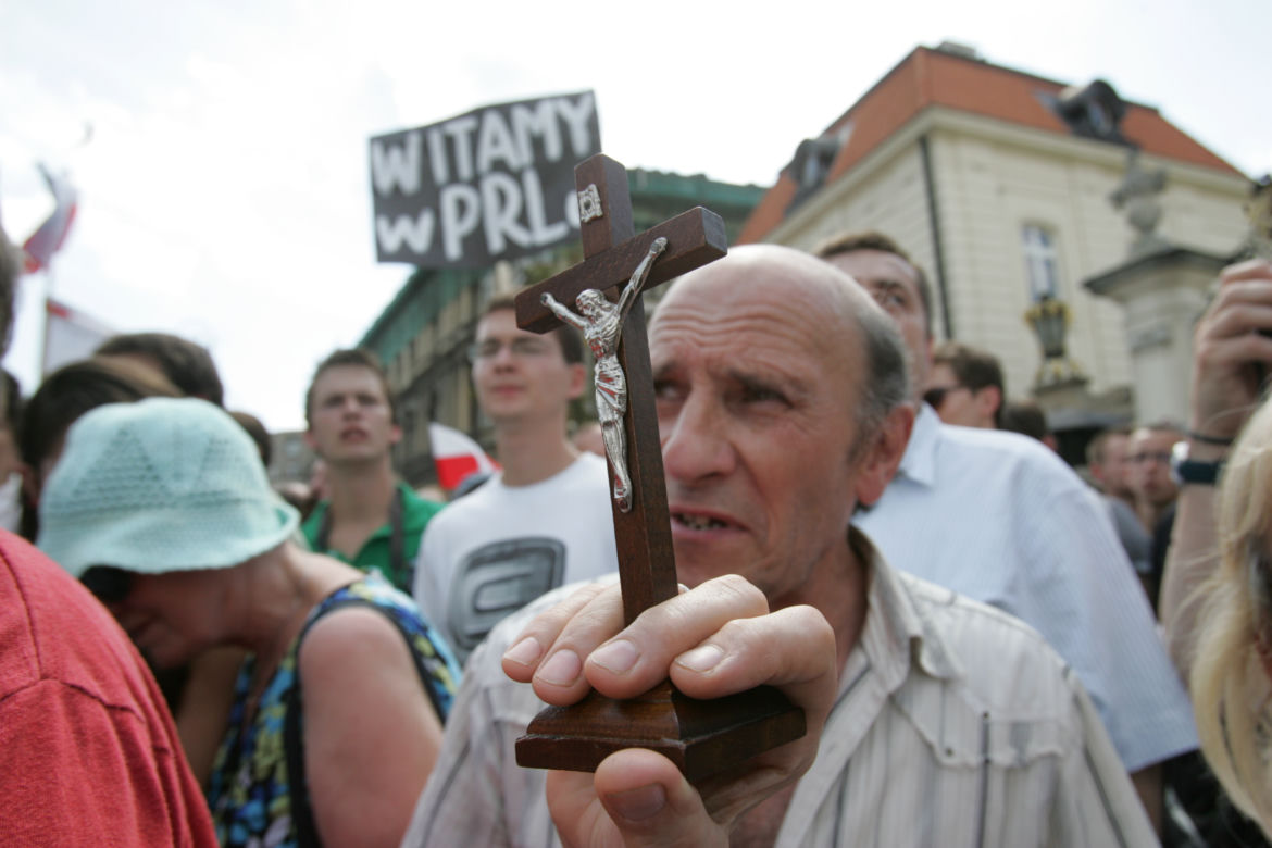 Wojna o krzyż: Krzyż zostaje pod Pałacem Prezydenckim