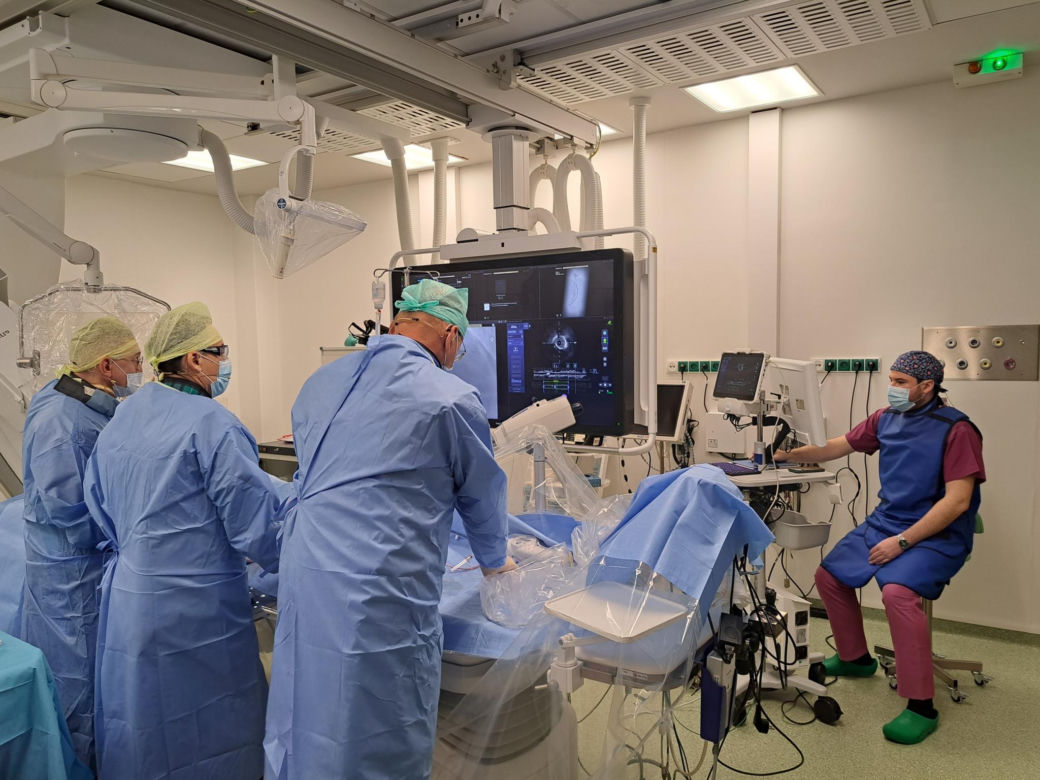 Transmisja "na żywo" prosto ze ŚCCS w Zabrzu. Medycy przeprowadzili zabieg złożonej angioplastyki