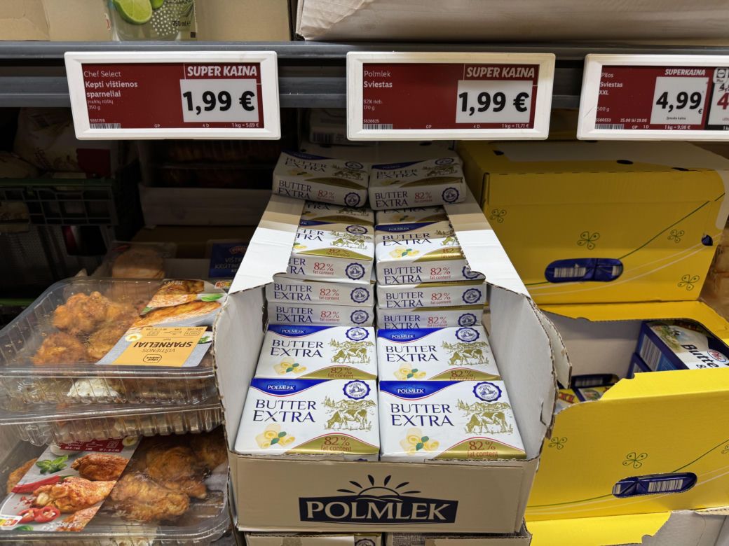 Polskie masło wyprodukowane przez POLMLEK można kupić na Litwie za 1,99 euro (8,44 zł). Inna jest gramatura - to 170 gramów! Cena za kilogram to 11,71 euro (49,68 zł)