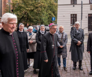 W Toruniu odsłonięto tablicę poświęconą św. Janowi Pawłowi II oraz bł. kard. Stefanowi Wyszyńskiemu