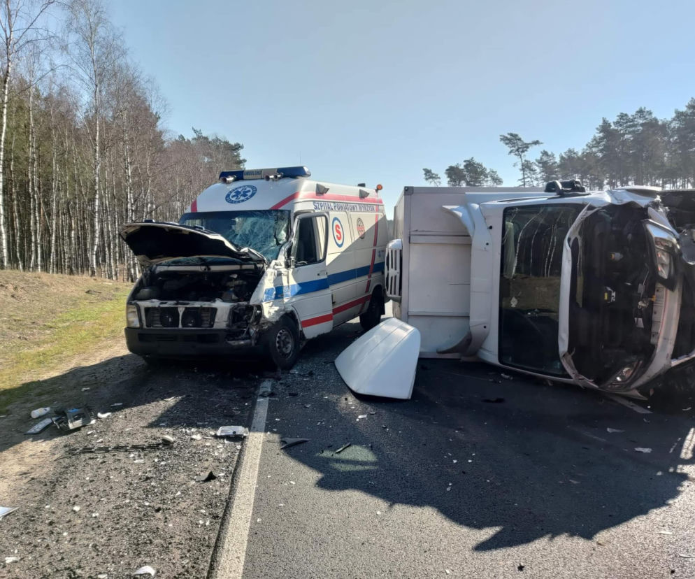 Wypadek z udziałem karetki na DK 10 koło Piły! Poszkodowany ratownik i pacjentka [ZDJĘCIA]