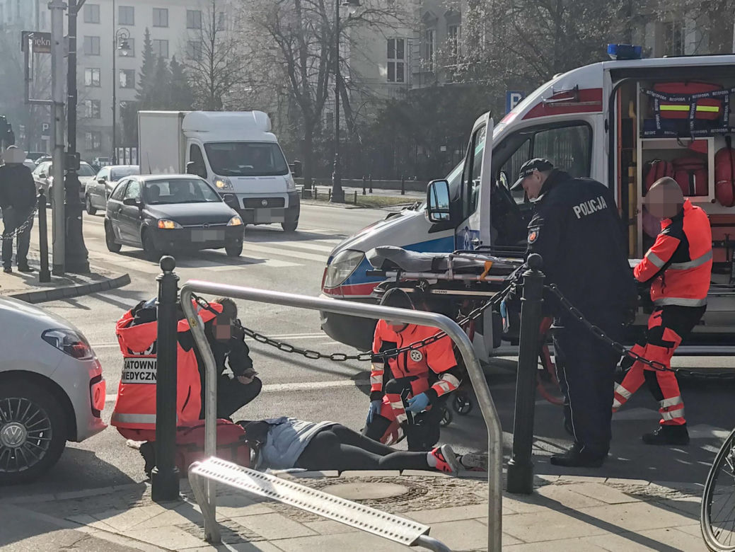 Rowerzystka potrącona na rogu Pięknej i Aleji Ujazdowskich