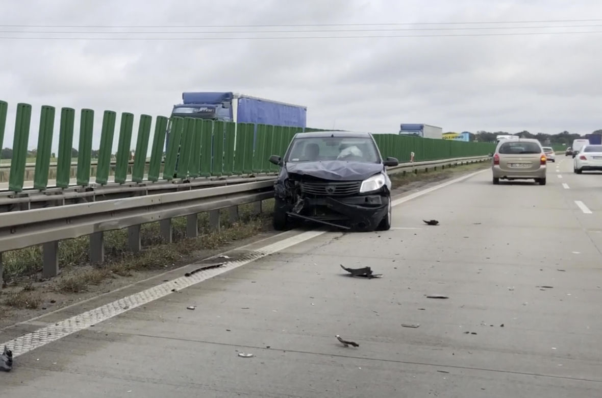 Wypadek A4 dacia wjechała w bariery
