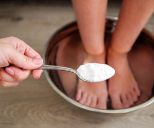 Dodaj do ciepłej wody i zanurz spuchnięte stopy. Po 15 minutach obrzęki znikną. Domowy sposób na spuchnięte stopy