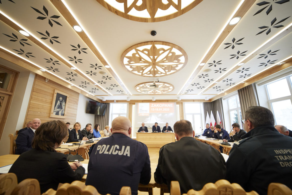 Posiedzenie Wojewódzkiego Zespołu Zarządzania Kryzysowego "Bezpieczne ferie dla dzieci i młodzieży w województwie małopolskim – 2023"