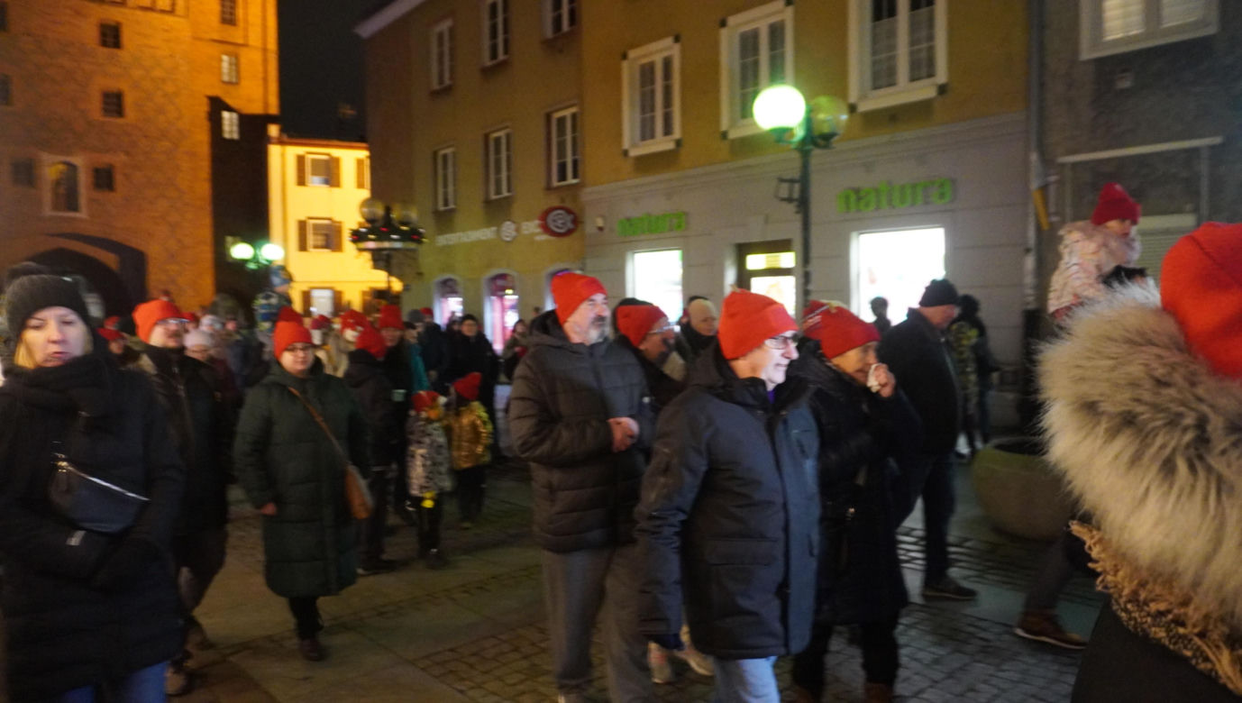 Święta w Olsztynie odpalone! Na Starym Mieście rozbłysła piękna choinka [ZDJĘCIA]