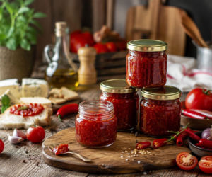 Dżem z pomidorów i chili jest słodki, ostry i gęsty. Pasuje do serów, mięs i kanapek