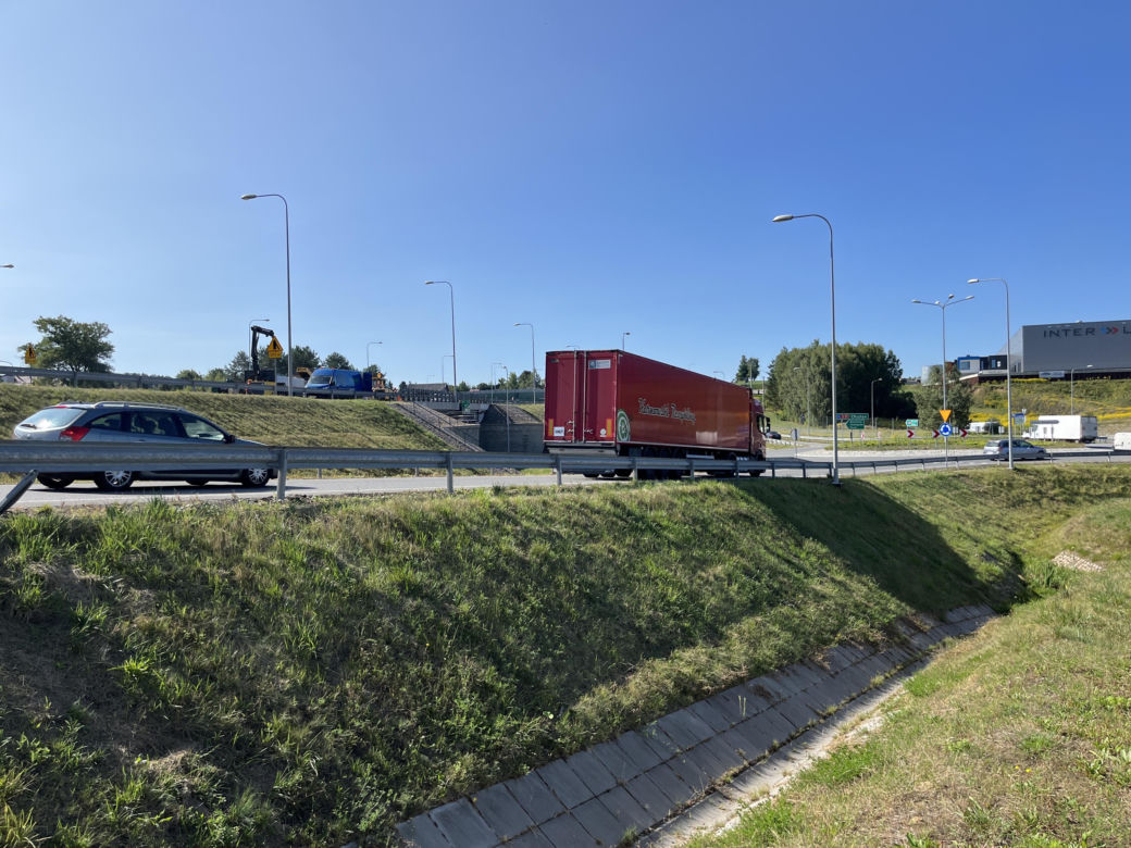 Objazd i ograniczenie prędkości. Ruszyły utrudnienia na S51 w Stawigudzie
