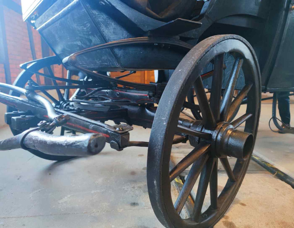 Zabytkowa kareta powróciła do muzeum. To obiekt unikatowy w skali całego kraju [ZDJĘCIA]