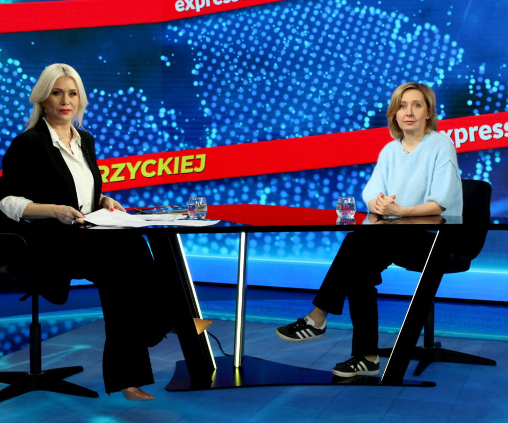 Kamila Biedrzycka (blondynka) i dr Anna Materska-Sosnowska (brunetka) podczas nagrania Expressu Biedrzyckiej, siedzące przy czarnym stole na tle ekranu z niebieskimi punktami. Obie rozmawiają o aferze w Szpitalu Południowym, o czym możesz przeczytać na naszym portalu.