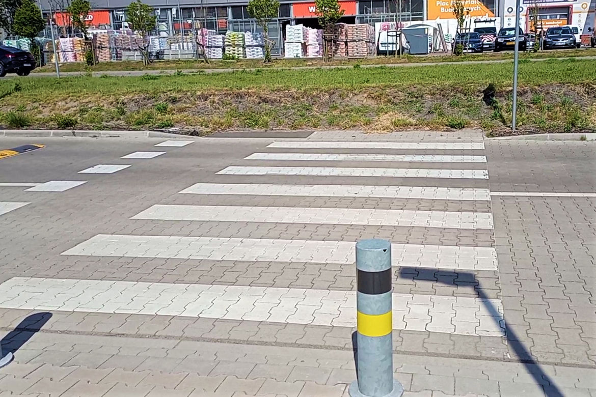 Do sklepu przez trawnik i po pasach prosto... w skarpę! "Wyboista" droga do sklepu IKEA w Szczecinie