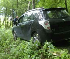 Wjechał samochodem na... leśną ścieżkę rowerową. Auto zawisło nad skarpą [ZDJĘCIA]