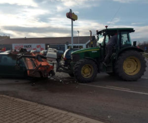 Oświęcim: spektakularne zderzenie osobówki z ciągnikiem! Nie do wiary 