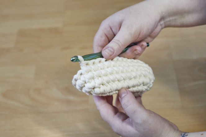Instrukcja wykonania szydełkowej torebki DIY – krok 4.