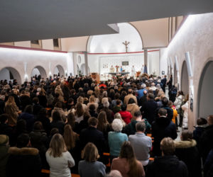 Szwajcaria. Śmiertelny pożar w kurorcie Crans-Montana. Ludzie modlą się za zmarłych i przynoszą kwiaty [ZDJĘCIA].