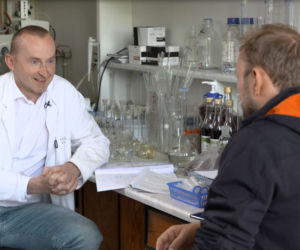 Feder w akcji! W laboratorium sprawdził hit internetu