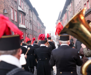 Barbórka 2025. Pobudka górnicza na Nikiszowcu w wykonaniu Orkiestry Wieczorek