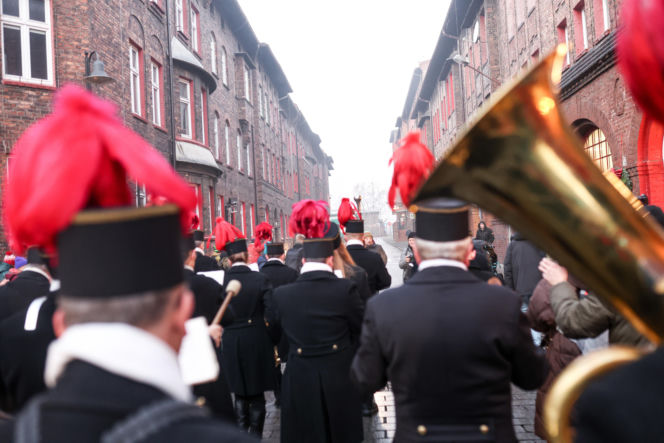 Barbórka 2025. Pobudka górnicza na Nikiszowcu w wykonaniu Orkiestry Wieczorek