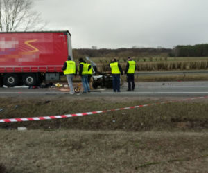 DK 8. Poświętne. Mercedes zderzył się czołowo z ciężarówką [ZDJĘCIA]