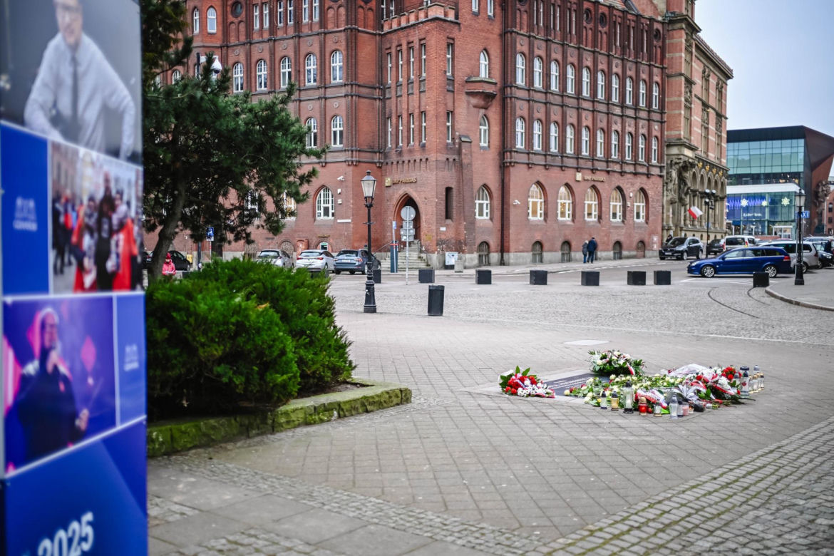 Grób Pawła Adamowicza i miejsce zamachu w szóstą rocznicę tragedii