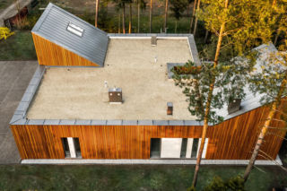 Zrezygnowali z dwustanowiskowego garażu, mają elewację z modrzewia. Parterowy dom z dwuspadowym dachem, bo taki był wymóg