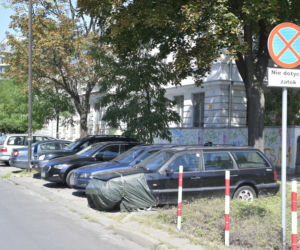 Wraki blokują miejsca parkingowe