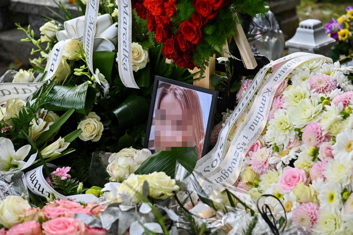 Kolbudy. Grób Pauliny tonie w morzu kwiatów [ZDJĘCIA]