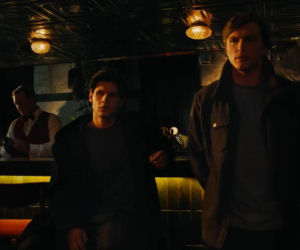 Kadry z teledysku Chciałem być kimś i filmu Król dopalaczy