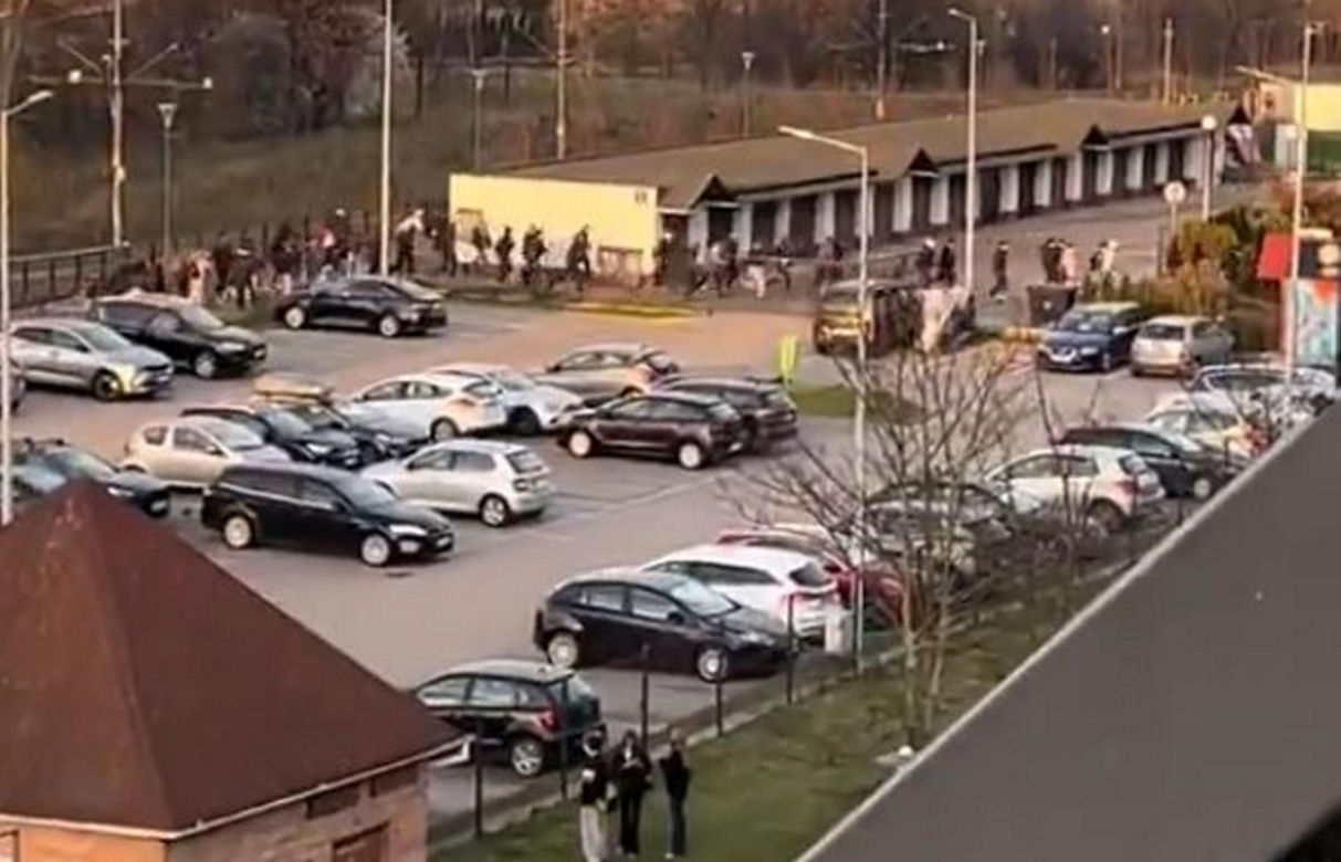 Tłum nastolatków szedł ulicami Gdańska, wykrzykując agresywne hasła. Interweniowała policja