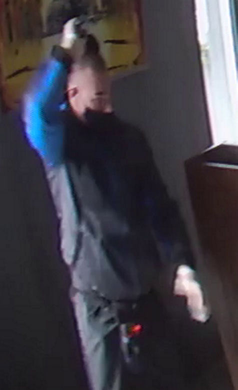Bydgoszcz. Wtargnęli do mieszkania i pobili mężczyznę. Szuka ich policja!