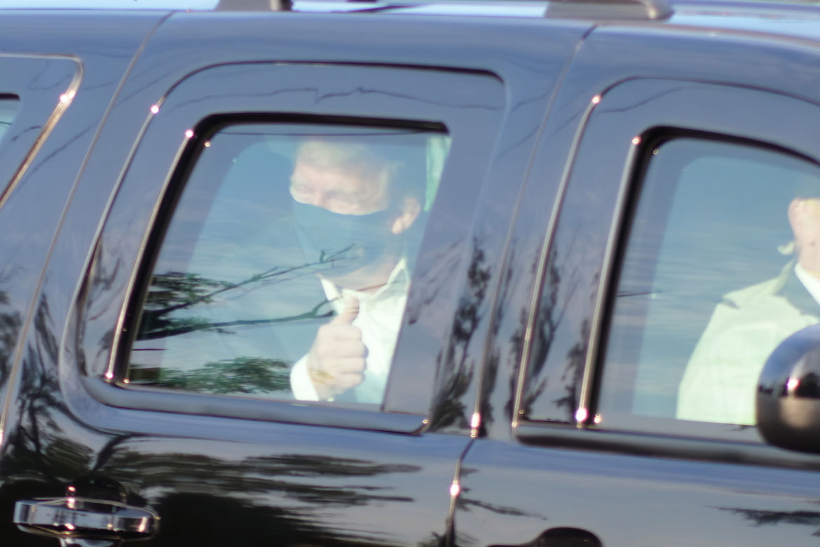 Trump WYSZEDŁ ze szpitala! Po chwili WRÓCIŁ. Ważne słowa lekarz