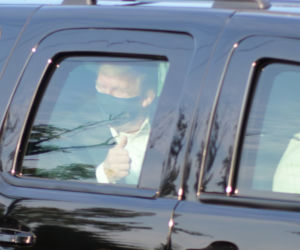 Trump WYSZEDŁ ze szpitala! Po chwili WRÓCIŁ. Ważne słowa lekarz
