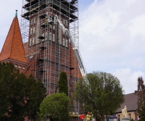 Pijany wszedł na wieżę kościoła. Ściągnęli go strażacy