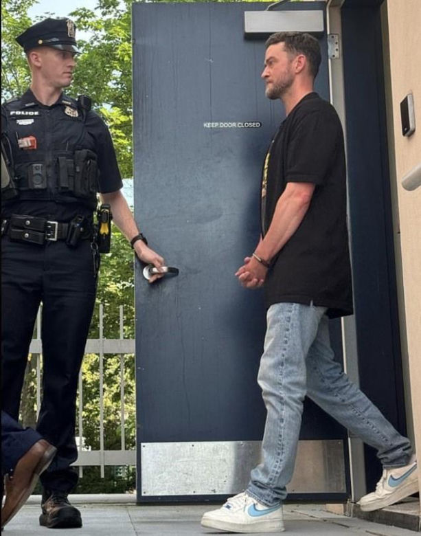 Justin Timberlake w kajdankach