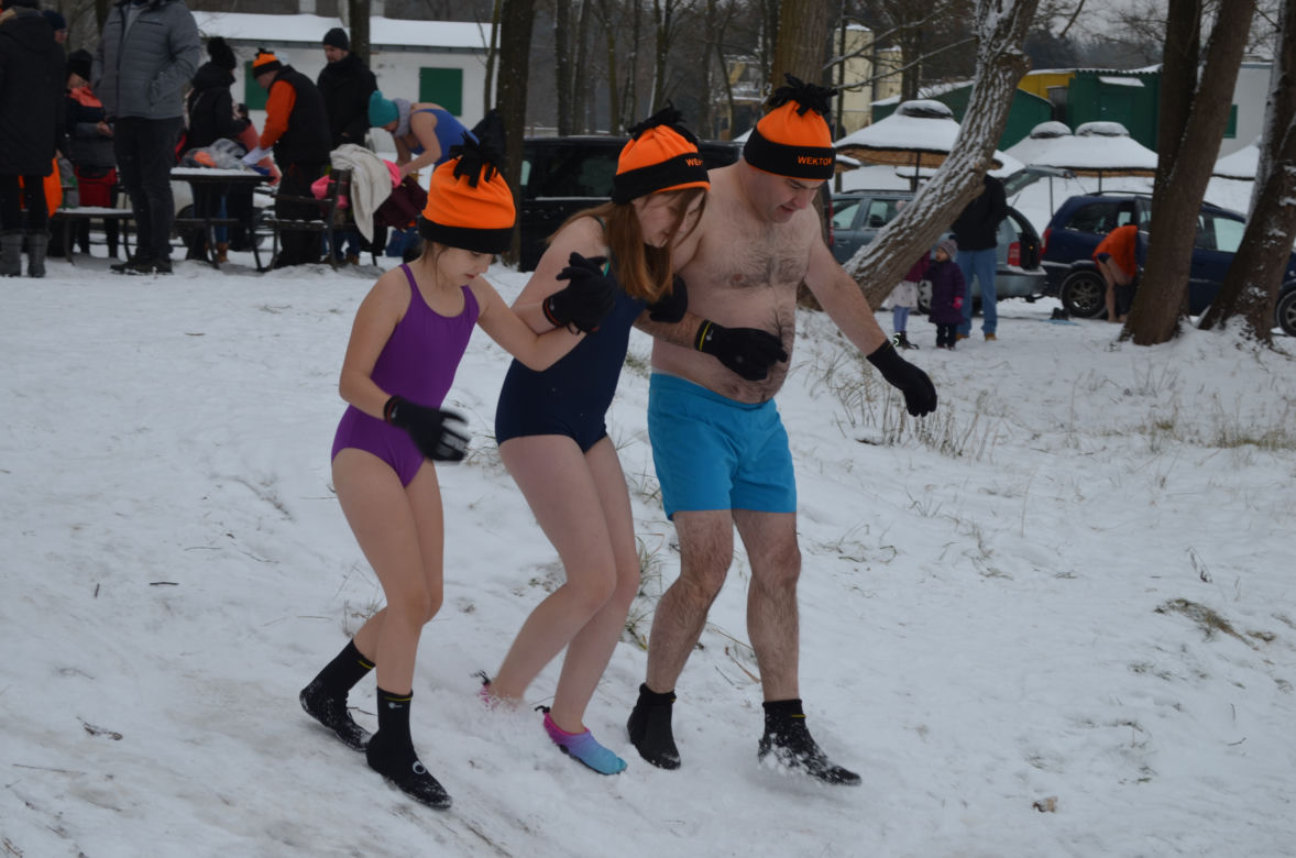 Morsowanie nasz nowy zimowy sport narodowy. Dziś na PIACHACH ponad setka morsów