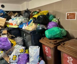 Śmieci wylewają się ze śmietników w Warszawie