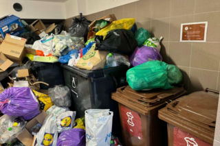 Śmieci wylewają się ze śmietników w Warszawie