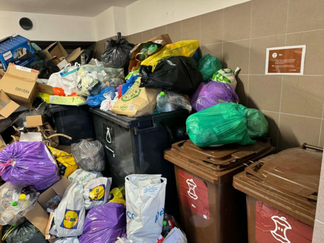 Śmieci wylewają się ze śmietników w Warszawie