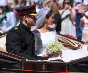 KSIĄŻĘ HARRY I MEGHAN MARKLE W KARECIE - TŁUMY.