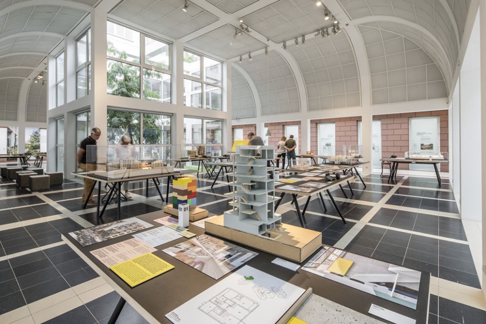 Daheim. Bauen und Wohnen in Gemeinschaft / At Home. Building and Living in Communities