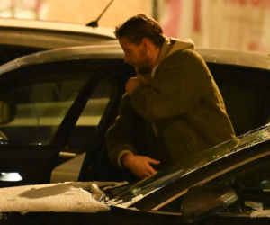 Sebastian Fabijański z pieskiem na spacerze