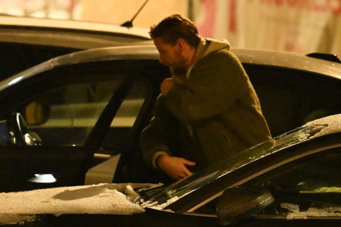 Sebastian Fabijański z pieskiem na spacerze