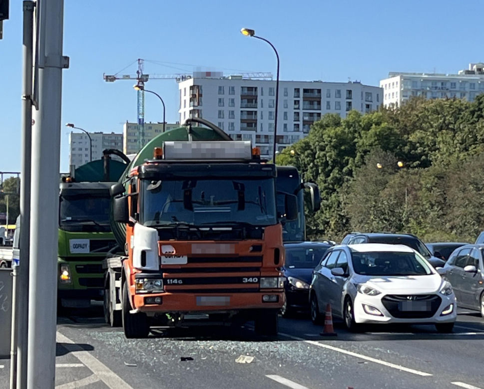 Szambiarka rozszczelniła się po zderzeniu z oplem. Kobieta trafiła do szpitala.