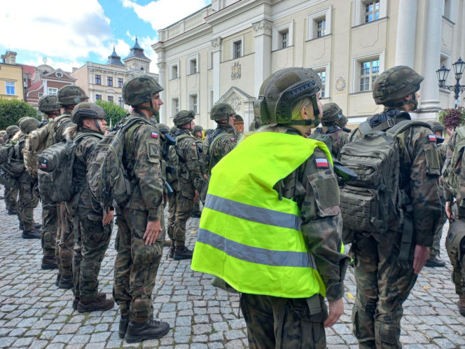 Z Rynku w Lesznie wystartował 7. Rajd na Wschowę. ​Na pamiątkę marszu wojsk w 1939 roku